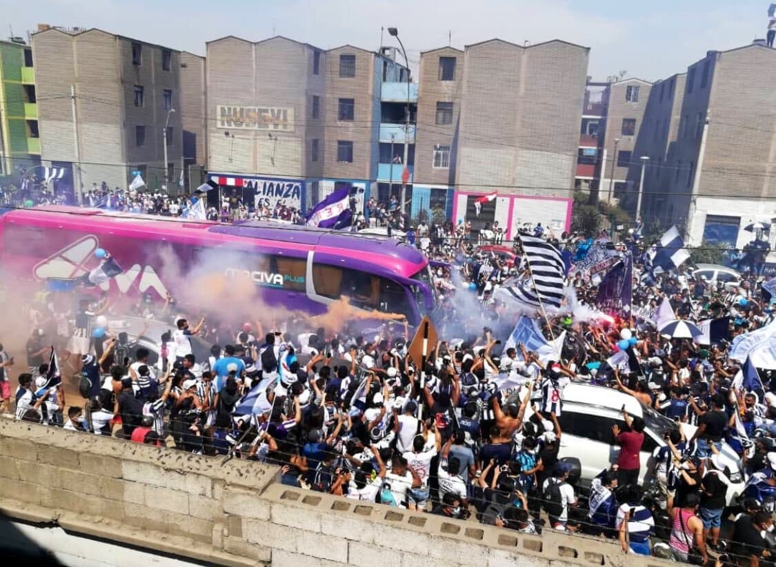 Fans del Alianza Lima toman las calles tras descender a segunda