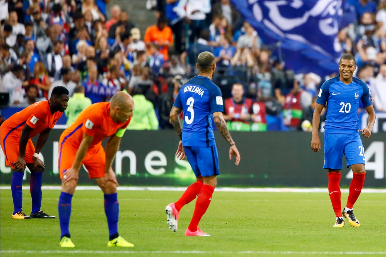 Con el triunfo, Francia quedó con 16 puntos en la cima del grupo, seguido de Suecia (13), Bulgaria (12) y Holanda (10).