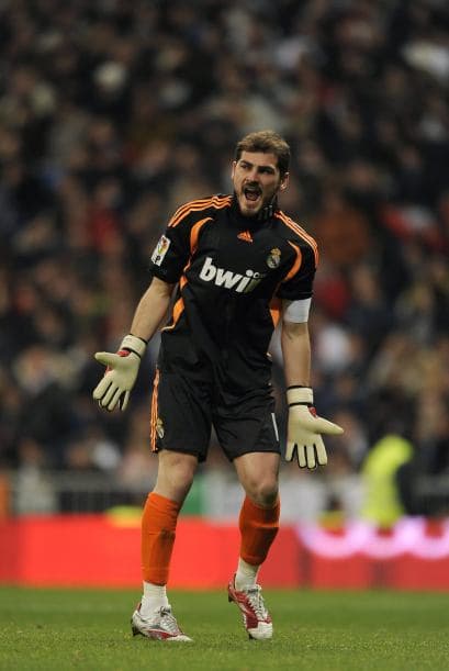 Muchos lo llaman el mejor portero del mundo, otros simplemente le dicen 'San Iker'. Iker Casillas será el máximo líder moral del Real Madrid tras la partida de Raúl y les podemos apostar que será una muralla infranqueable para todo delantero.