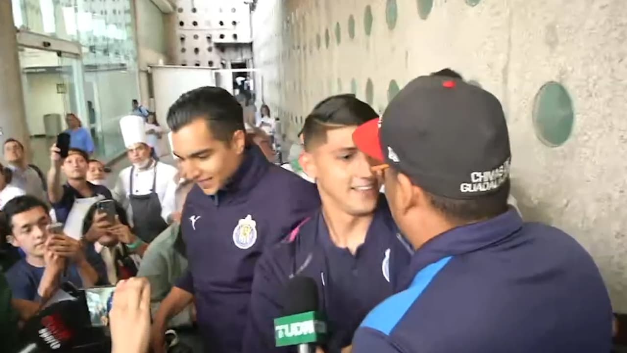 Barristas de Chivas ‘apretaron’ a jugadores a su llegada a CDMX