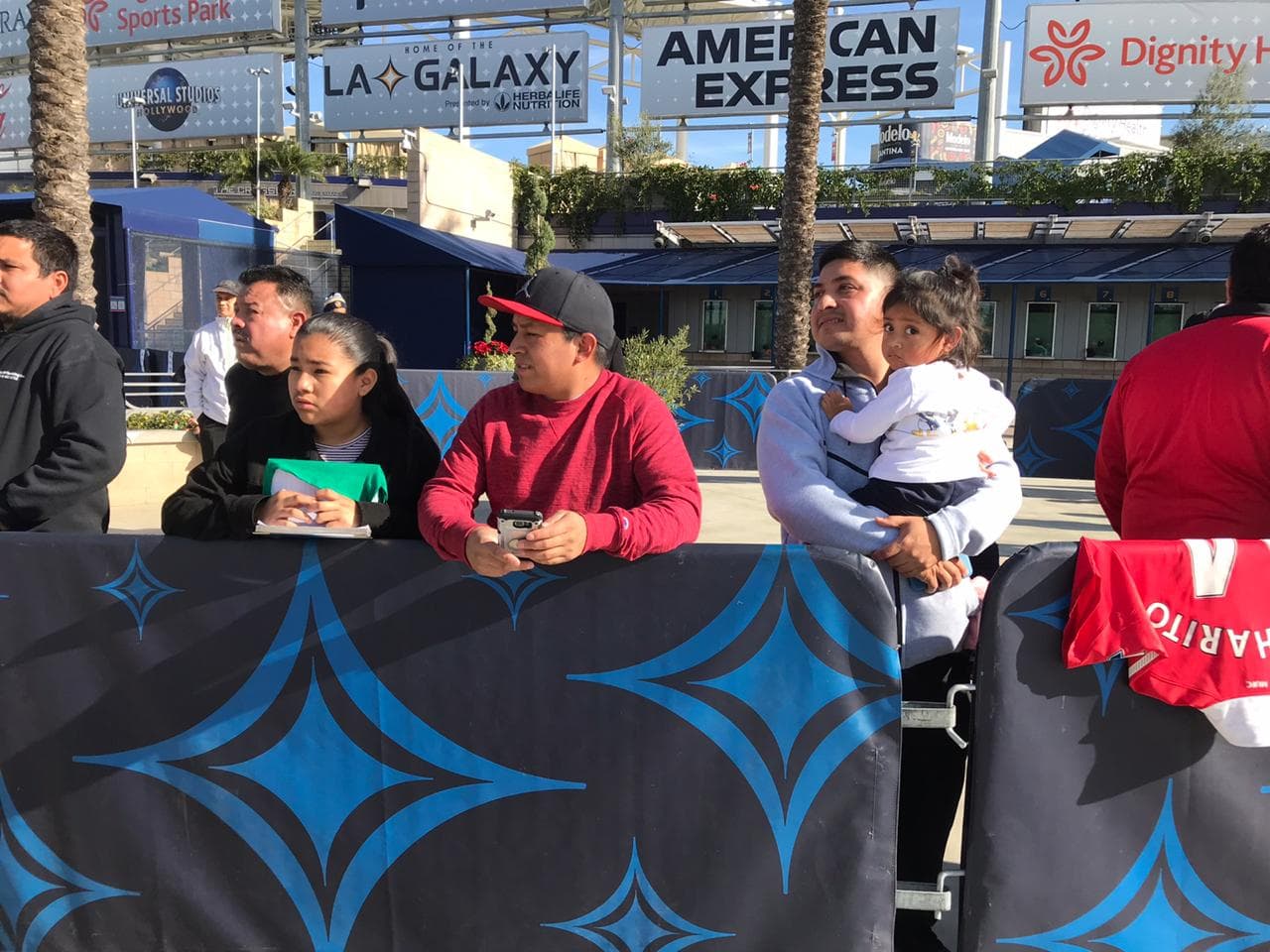 Nadie se quiere perder el primer entrenamiento de Javier Hernández.