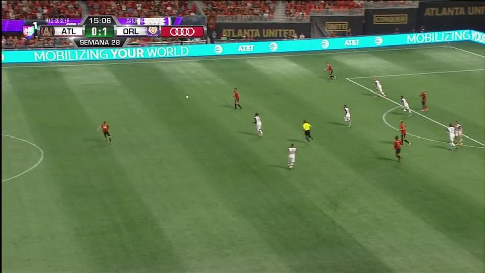 Julian Gressel despeja el balón y aleja el peligro