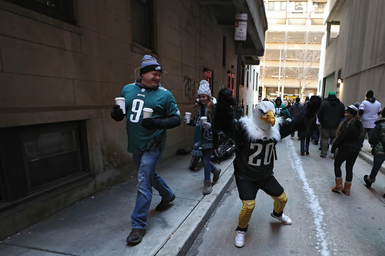 La alegría entre los aficionados era desbordante y muchos llegaron a la cita con atuendos únicos.