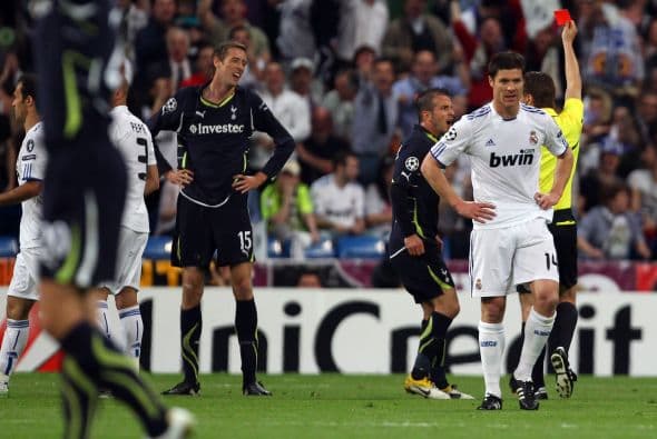 El espigado delantero recibió dos tarjetas amarillas y fue enviado a las regaderas.