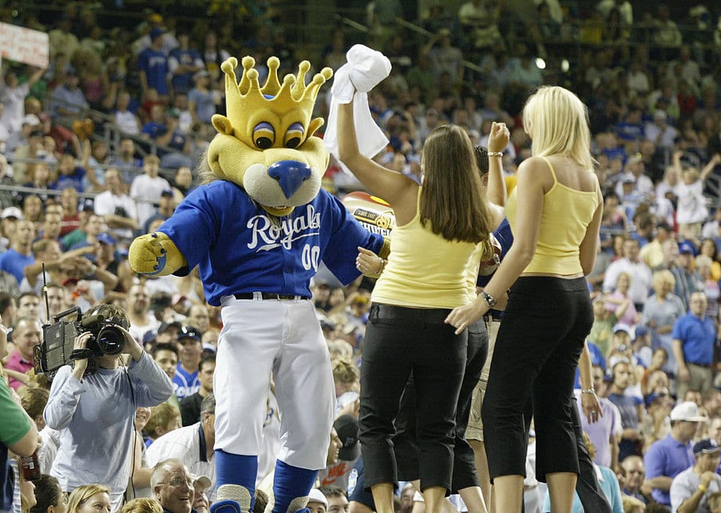 'Slugerrr', la mascota de los Kansas City Royals, es todo un 'Don Juan'.