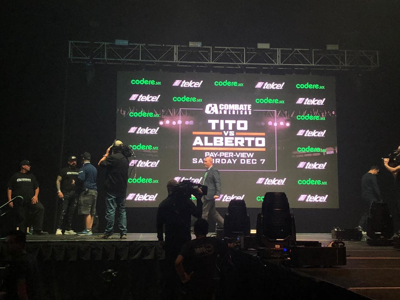 La ceremonia con la 'romana' legitimó el programa de peleadores que se enfrenta este sábado en la noche.