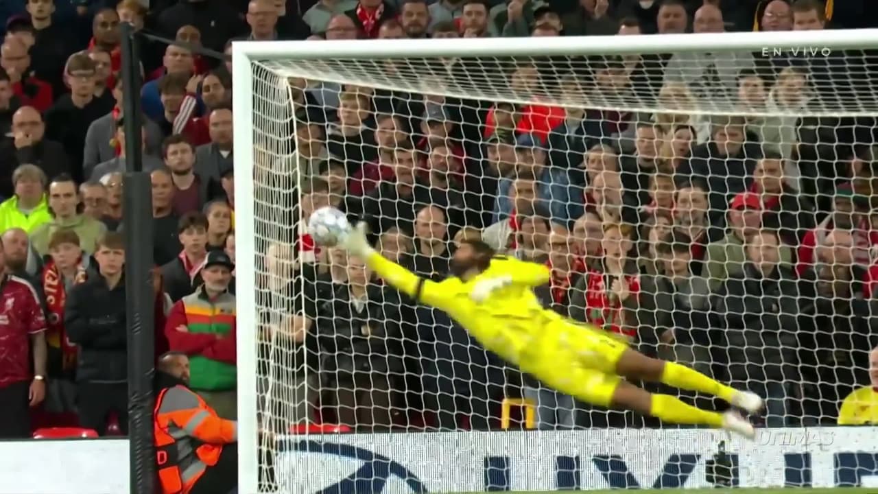 ¡Atajada enferma de Alisson! Bombazo de Julián Álvarez que pudo ser el 0-2