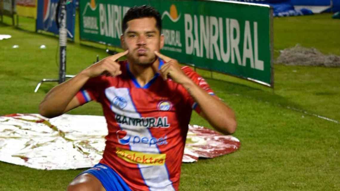 ‘Chuletita’ Orozco hace un gol en Guatemala con Xelajú
