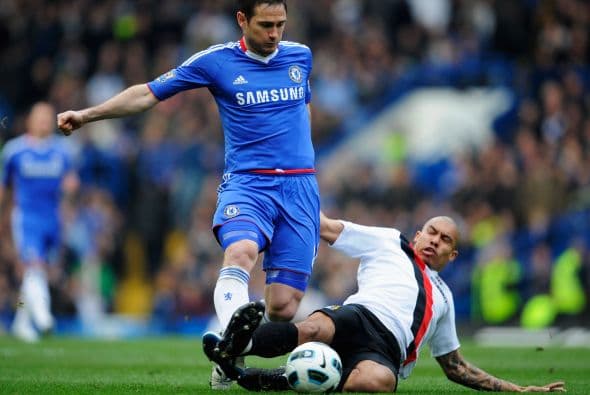 El partido comenzó algo ríspido, con la intención del Manchester City de hacerse sentir en cancha desconocida.
