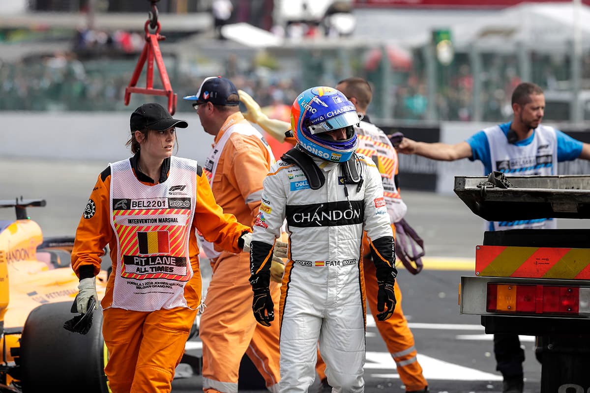 El piloto español Fernando Alonso abandona su monoplaza McLaren tras el monoplaza.