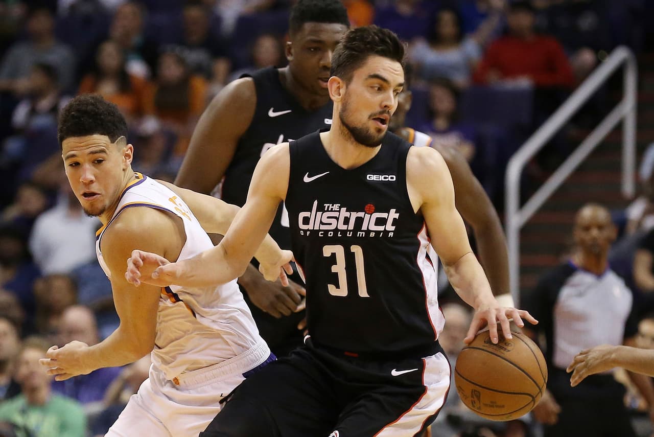 Bradley Beal lideró a los Wizards con 28 puntos, aunque Thomas Bryant acaparó reflectores con 18 tantos y 19 rebotes. Por los locales, como ya es tradición, Devin Booker volvió a brillar, con una actuación de 50 puntos, aunque su equipo no evitó la debacle.