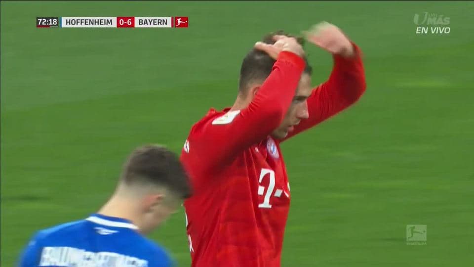 ¡CERCA!. Leon Goretzka disparó que se estrella en el poste.
