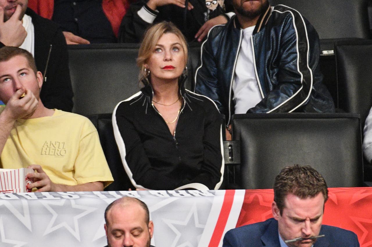 La bella Ellen Pompeo, recordada por su participación en Grey's Anatomy', también estuvo en el Staples Center.