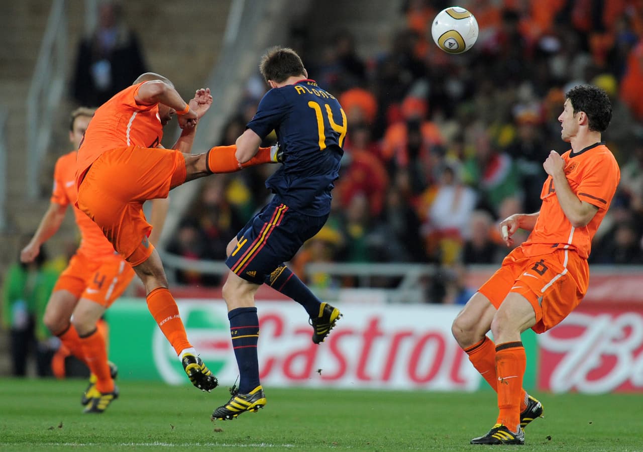 De Jong ayudó a la selección de Países Bajos a alcanzar la final del Mundial 2010. Allí cometió una fuertísima falta sobre Xabi Alonso que Internet nunca olvidará...