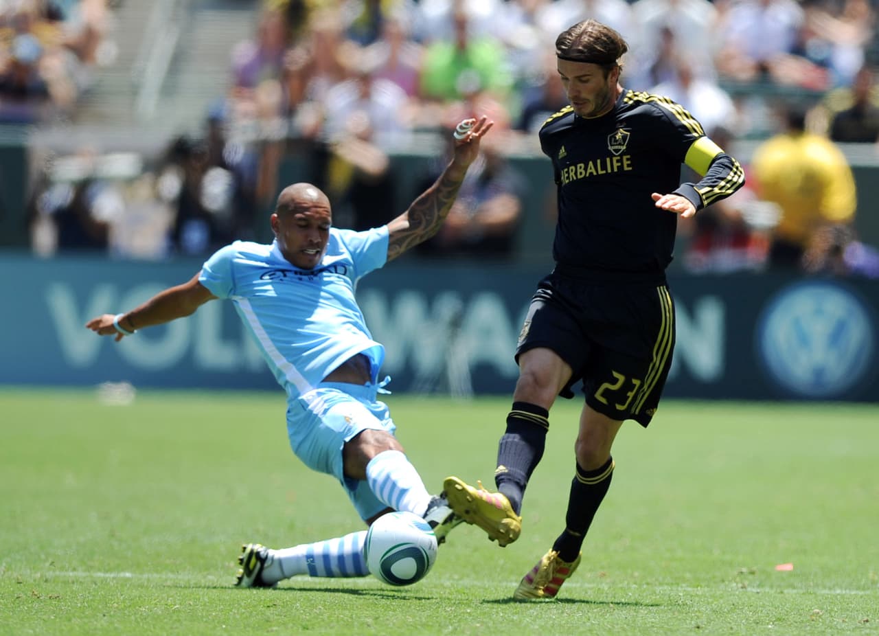 Mandando desde el centro del campo, De Jong se ganó la fama en los principales equipos de Europa. Llega desde el AC Milan, pero también jugó en Manchester City, Ajax y Hamburgo durante su carrera.