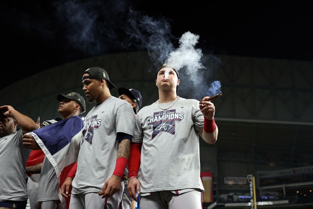 Fiesta en Houston, tras un aplasatante enfrentamiento, jugadores de los Atlanta Braves celebran el cuarto título de Serie Mundial de la franquicia.