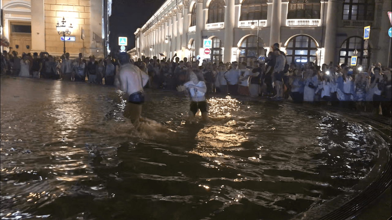 En Moscú los festejos no faltaron. La gente estaba tan feliz que hizo de las fuentes públicas una playa improvisada. (Foto: Juan Manuel Terán/Enviado)