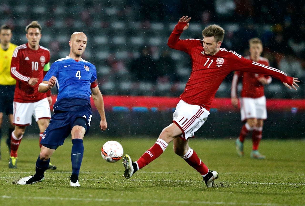 El futbolista danés milita en el Nottingham Forest y apenas tiene apariciones con su selección, pero está muy lejos de los reflectores del fútbol.