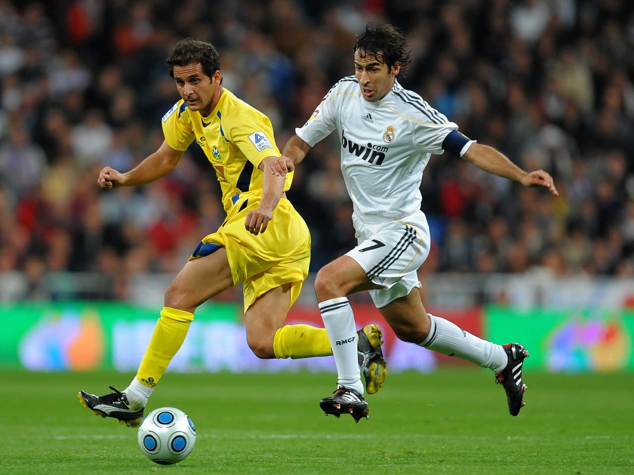 Raúl González (España) - Goleador de área, ídolo del Real Madrid. Aunque no fue un jugador con mucha habilidad en el hombre a hombre, su pierna izquierda era letal.