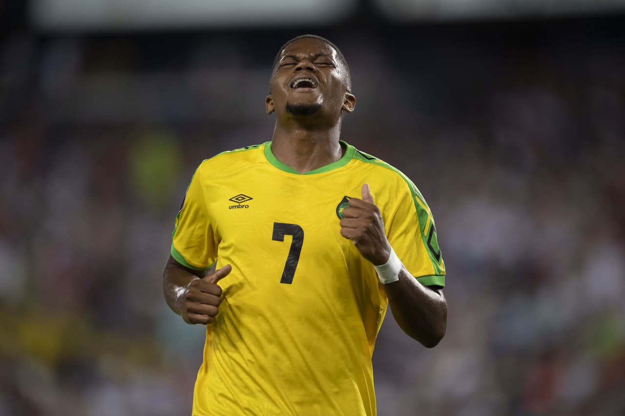 El internacional jamaiquino, jugador del Bayer Leverkusen, Leon Bailey,celebra, pues él fue quien puso el centro del gol.