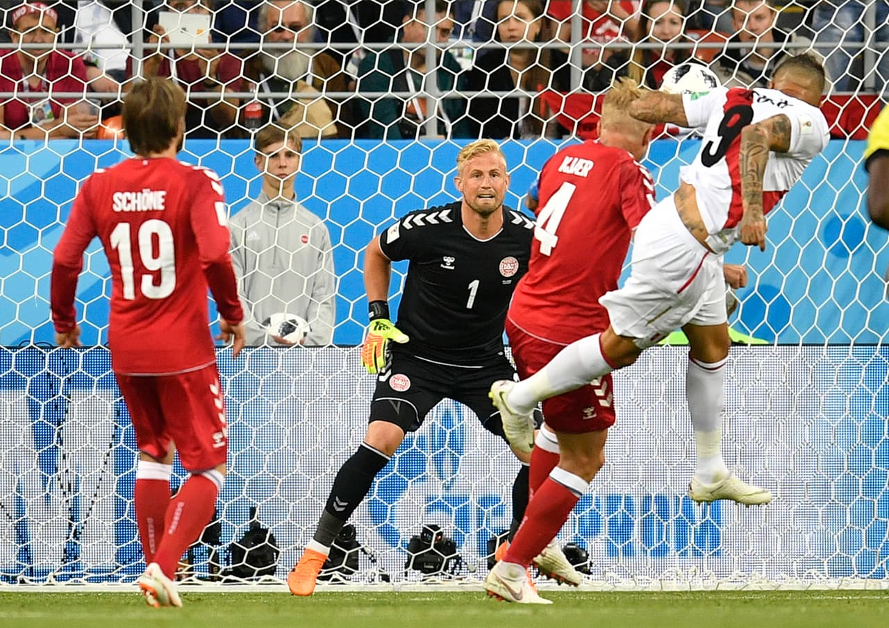 En su primera jugada cabeceó para generar una opción en el arco de Kasper Schmeichel.