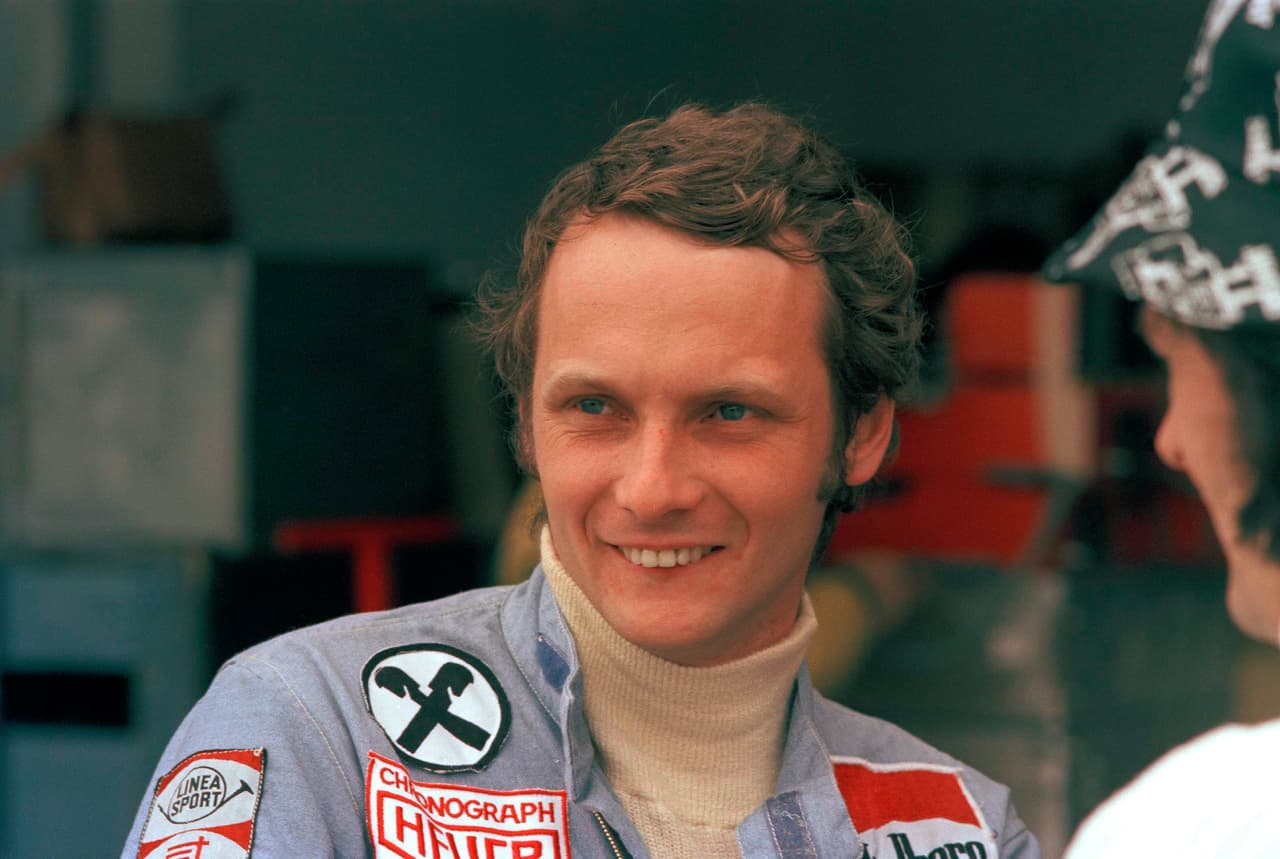 <b>Niki Lauda</b>
<br>El piloto austriaco de la Formula 1, se retira de las pistas en 1979 tras sufrir un accidente, pero en 1982 regresó, pero no con Ferrari sino con McLaren, donde cumplió tres temporadas y se coronó en una.