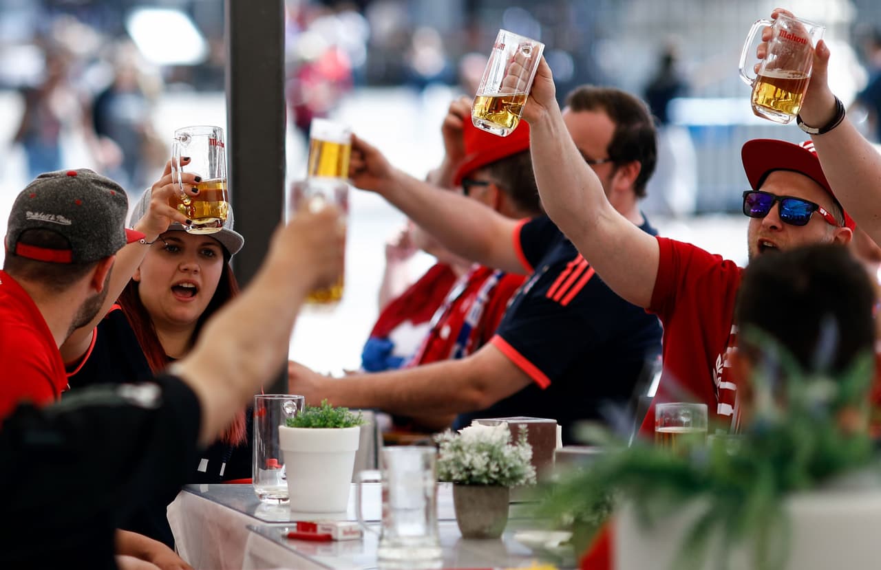 La cerveza fue la fiel acompañante del día soleado en Madrid.