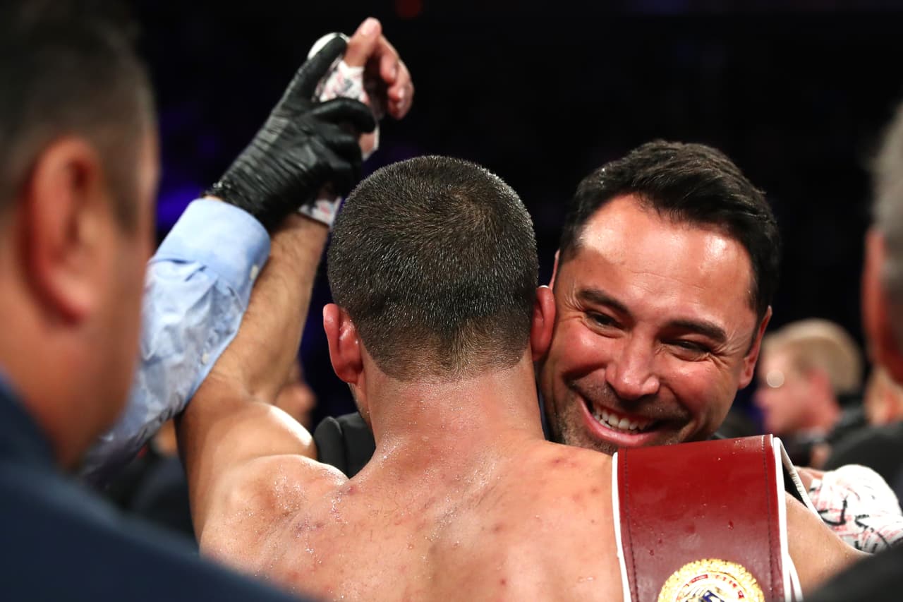 Óscar de la Hoya acompañó a Sadam Ali, de quien es representante.