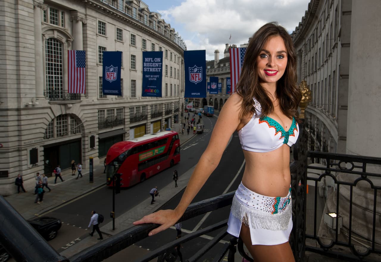 La porrista de los Miami Dolphins, Holly Warden, posa para una foto en Regent Street, el lugar destinado para el festival de fans de la NFL.