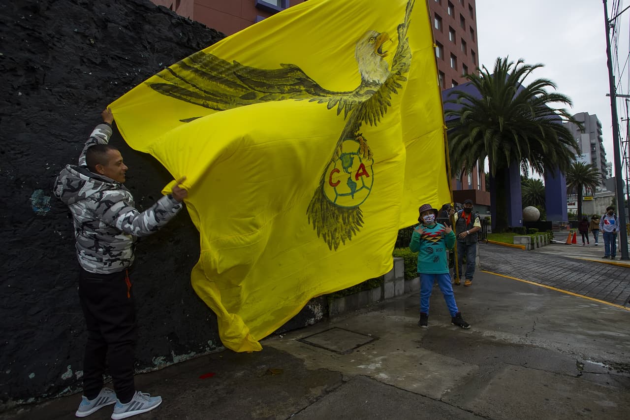 La afición se hizo presente en el Clásico Nacional | Hinchas de las Águilas olvidaron las recomendaciones del Club América y se dieron cita en el hotel de concentración y en el Azteca.