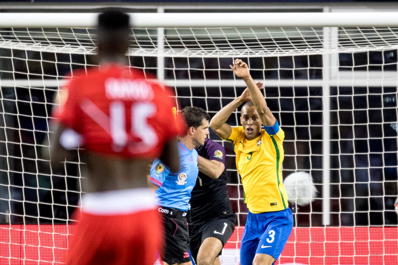 Miranda de Brasil señala al árbitro que el gol del peruano Raúl Ruidíaz fue con la mano.
