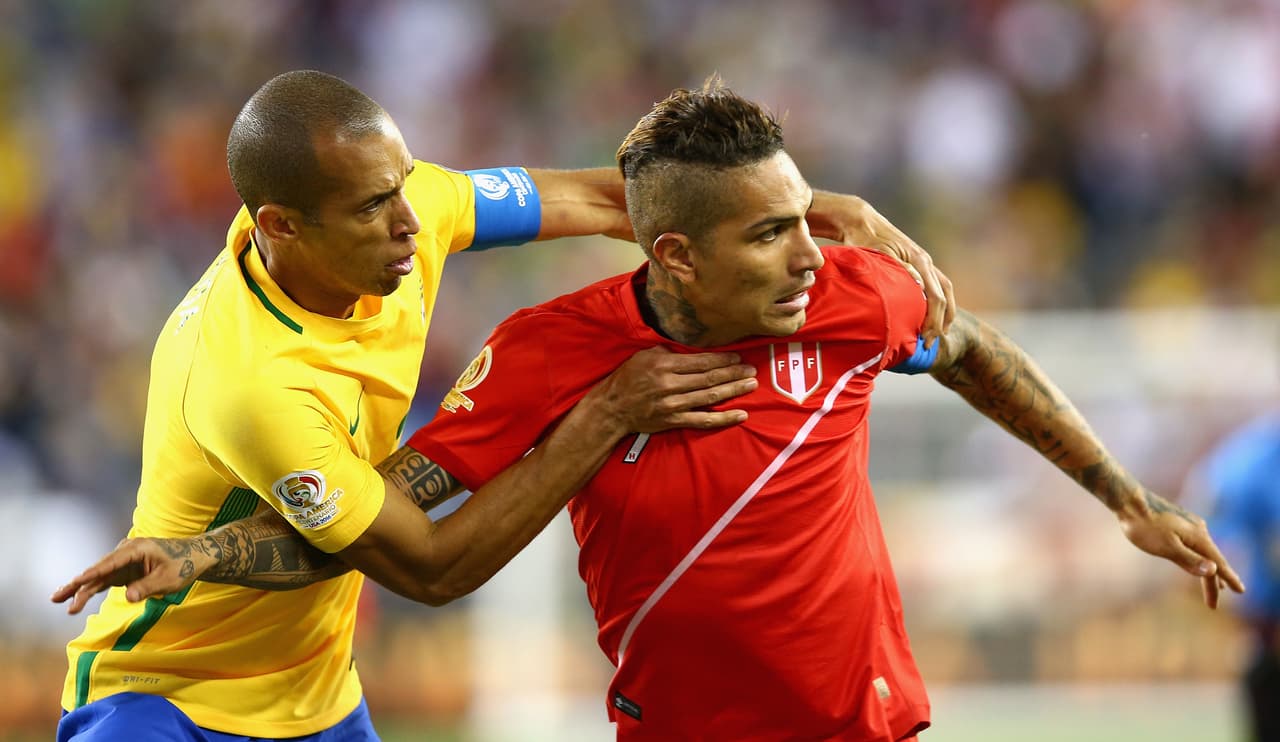 Miranda de Brasil y José Paolo Guerrero de Perú, luchan por la posición.