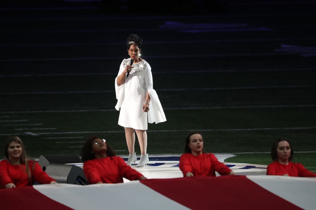 Una de las glorias musicales de la ciudad de Atlanta y de Estados Unidos, Gladys Knight, fue la encargada de interpretar el Himno de Estados Unidos de América.