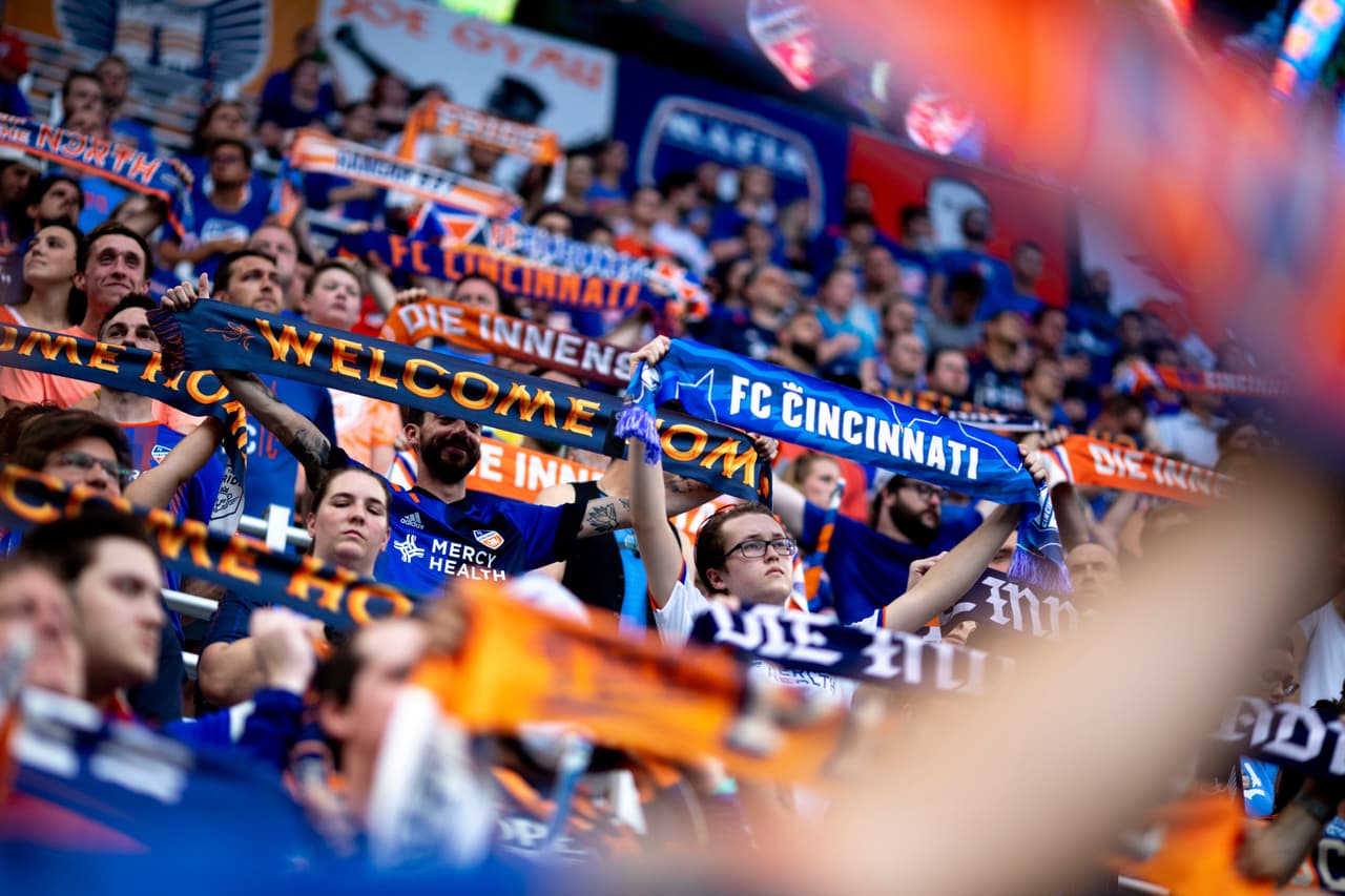 El anaranjado y azul son los colores predominantes cada vez que FC Cincinnati juega como local.
<br>