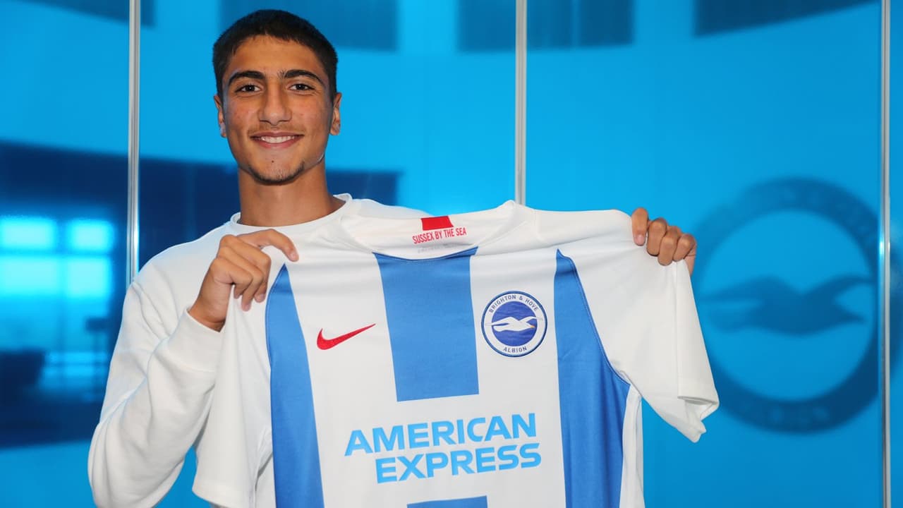 Peter Gwargis (Jönköpings Södra) pasa al Brighton & Hove Albion.