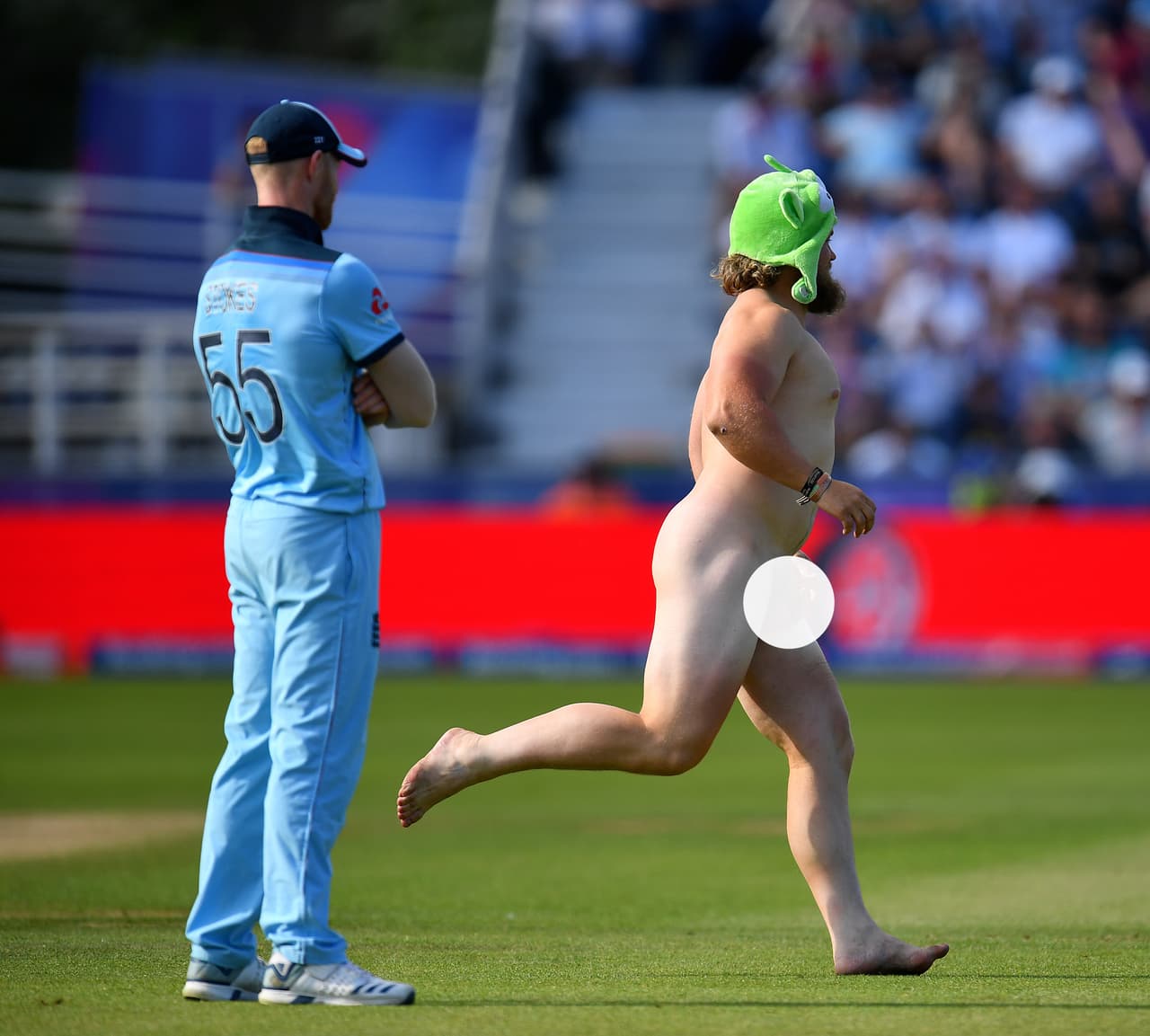 Durante el último partido de Inglaterra en la fase de grupos del Mundial de cricket, ante Nueva Zelanda, uno de los aficionados presentes en el Riverside Ground en Chester-le-Street saltó al campo desnudo para llamar la atención de todos hasta que la seguridad lo derribó y sacó.
