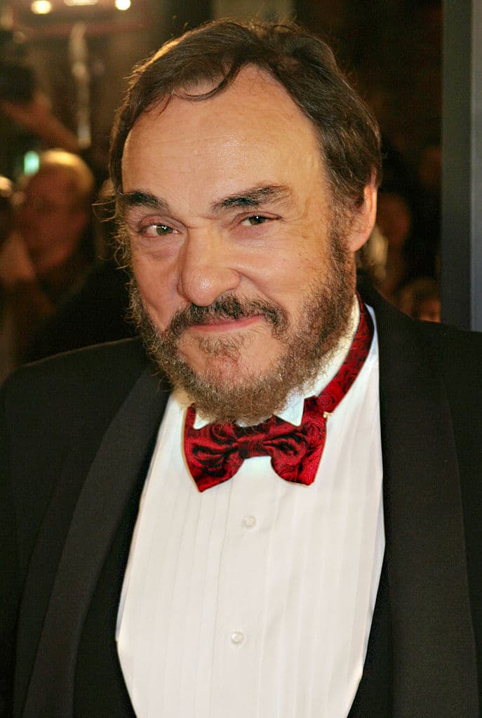 John-Rhys Davies, el actor que interpreta a Gimli, también es la voz de Man Ray en Bob Esponja.