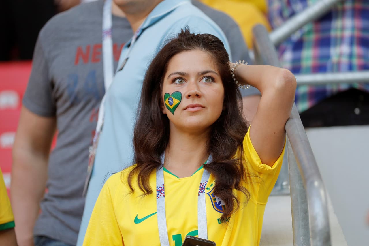 MUN43-12. MOSCÚ (RUSIA), 27/06/2018.- Aficionadas brasileñas animan a su selección antes del partido Serbia-Brasil, del Grupo E del Mundial de Fútbol de Rusia 2018, en el Estadio del Spartak de Moscú, Rusia, hoy 27 de junio de 2018 (RUSSIA SOCCER FIFA WORLD CUP, Serbia, Brazil, Moscow). EFE/Lavandeira jr [ATENCIÓN EDITORES: Sólo Uso editorial. Prohibido su uso en referencia con entidad comercial alguna. Prohibido su uso en alertas, descargas o mensajería multimedia en móviles. Las imágenes deberán aparecer como fotografías congeladas y no podrán emular la acción del juego mediante secuencias o fotomontajes. Ninguna imagen publicada podrá ser alterada, mediante texto o imagen superpuesta, en el caso de que (a) intencionalmente oculte o elimine el logotipo de un patrocinador o (b) añada y/o cubra la identificación comercial de terceras partes que no esté oficialmente asociada con la Copa Mundial de la FIFA.]