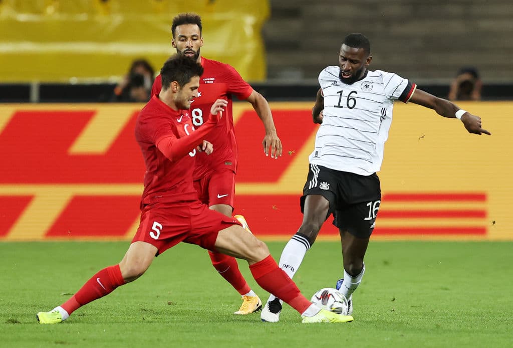 Por Alemania marcaron Draxler (45+1’), Neuhaus (58’) y Wadlschmidt (81’). Por Turquía anotaron Tufan (49’), Karaca (67’) y Karaman (90+4’). En la tercera fecha de la Nations League Alemania se medirá ante Ucrania y Turquía a Rusia.