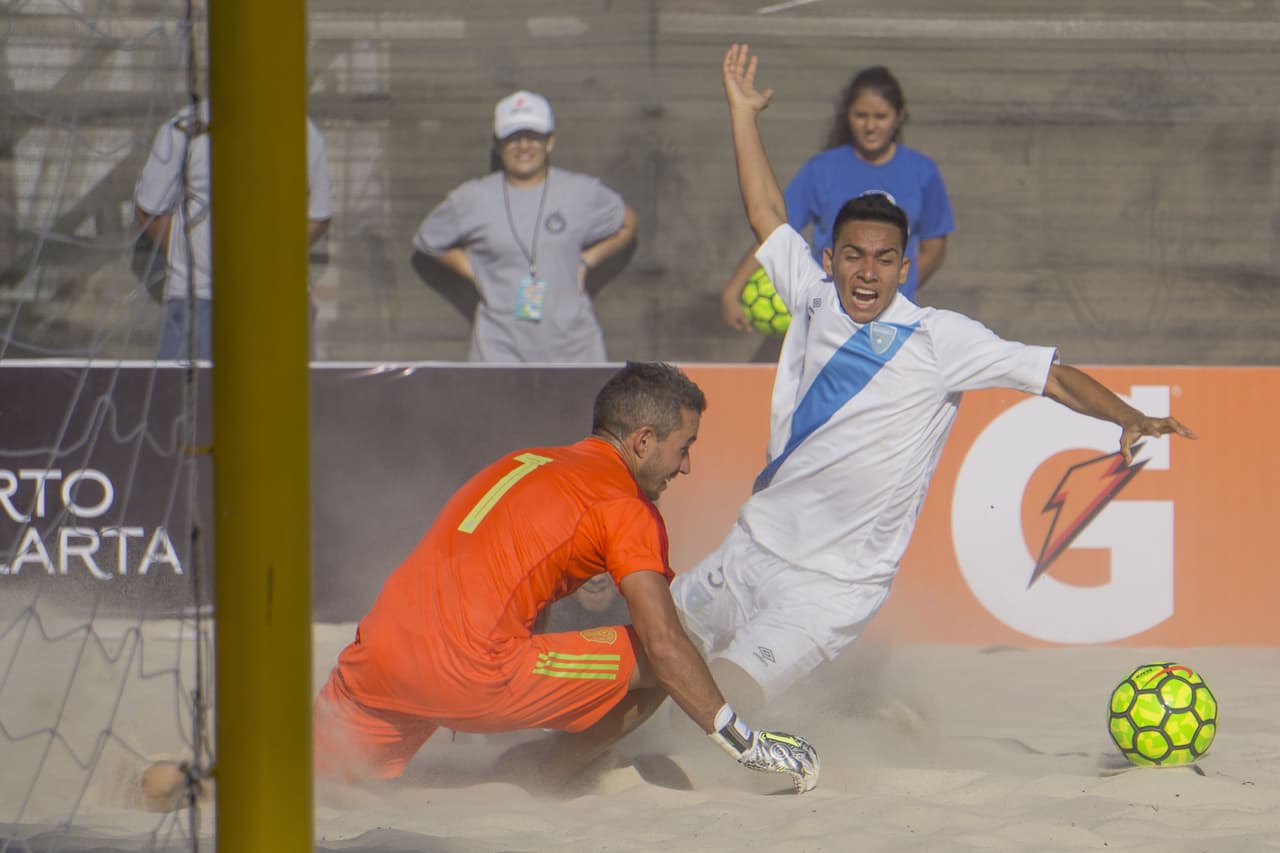 Parte de las acciones del partido entre Guatemala y México correspondiente al Grupo A del Campeonato de Fútbol de Playa Concacaf 2019, en Puerto Vallarta.