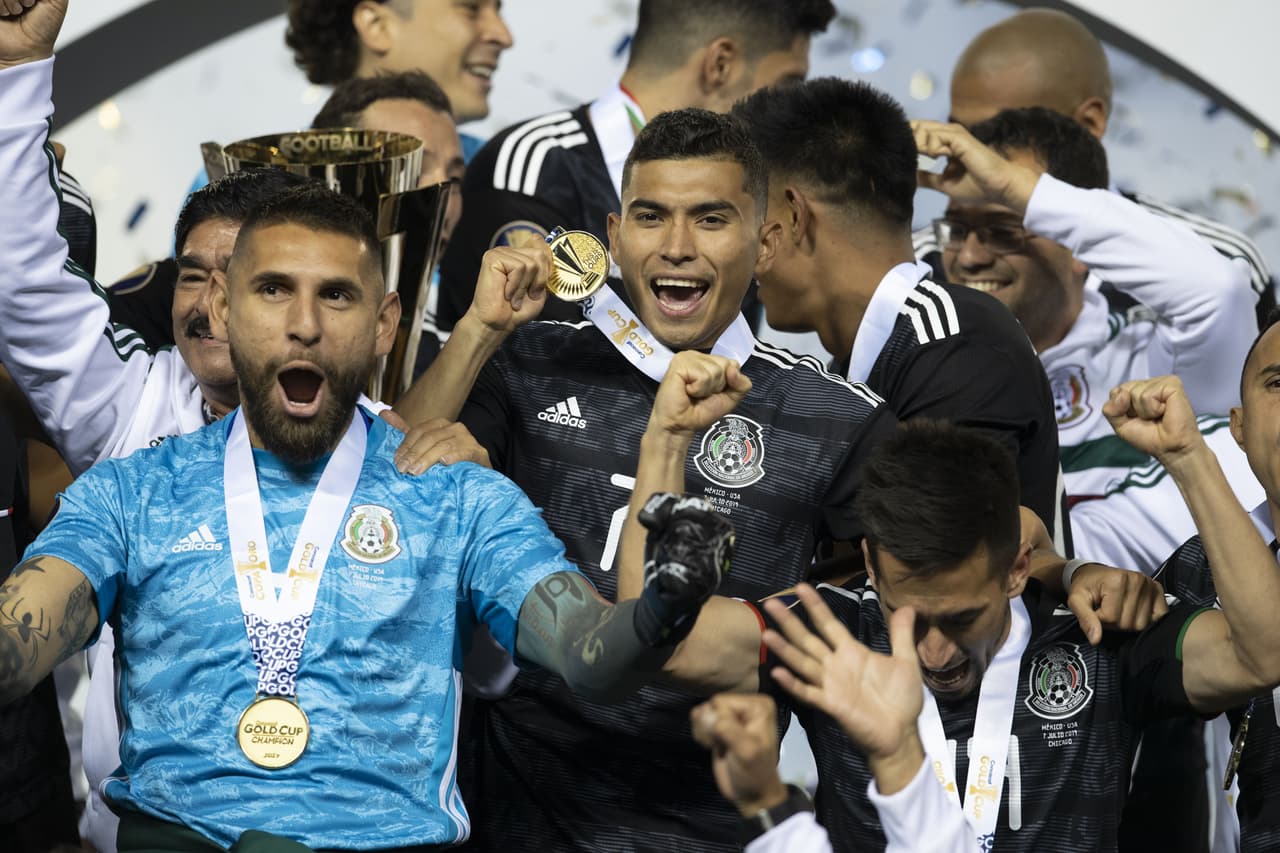 Tremendo festejo de la Selección Mexicana en Soldier Field luego de vencer 1-0 a Estados Unidos por la Final de la Copa Oro. Los jugadores y cuerpo técnico del Tri celebraron de manera impresionante, un triunfo conseguido a toda ley y una fiesta en la cancha para recordar la hazaña.