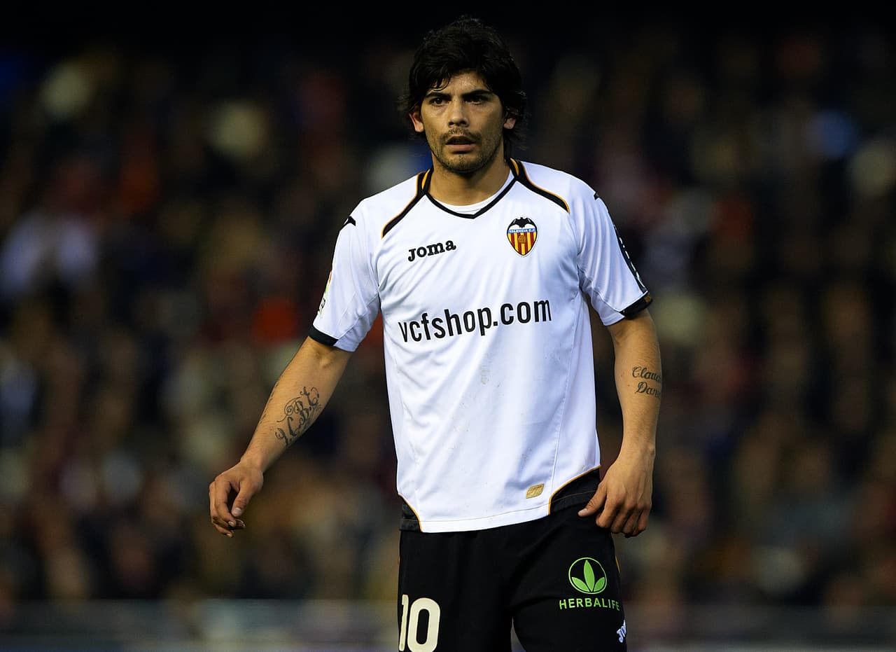 Ever Banega sufrió un curioso accidente automovilístico luego de que en una gasolinera olvidó poner el freno de mano de su automóvil, que se rodó y golpeó en su pie causando lesión de tibia y peroné.