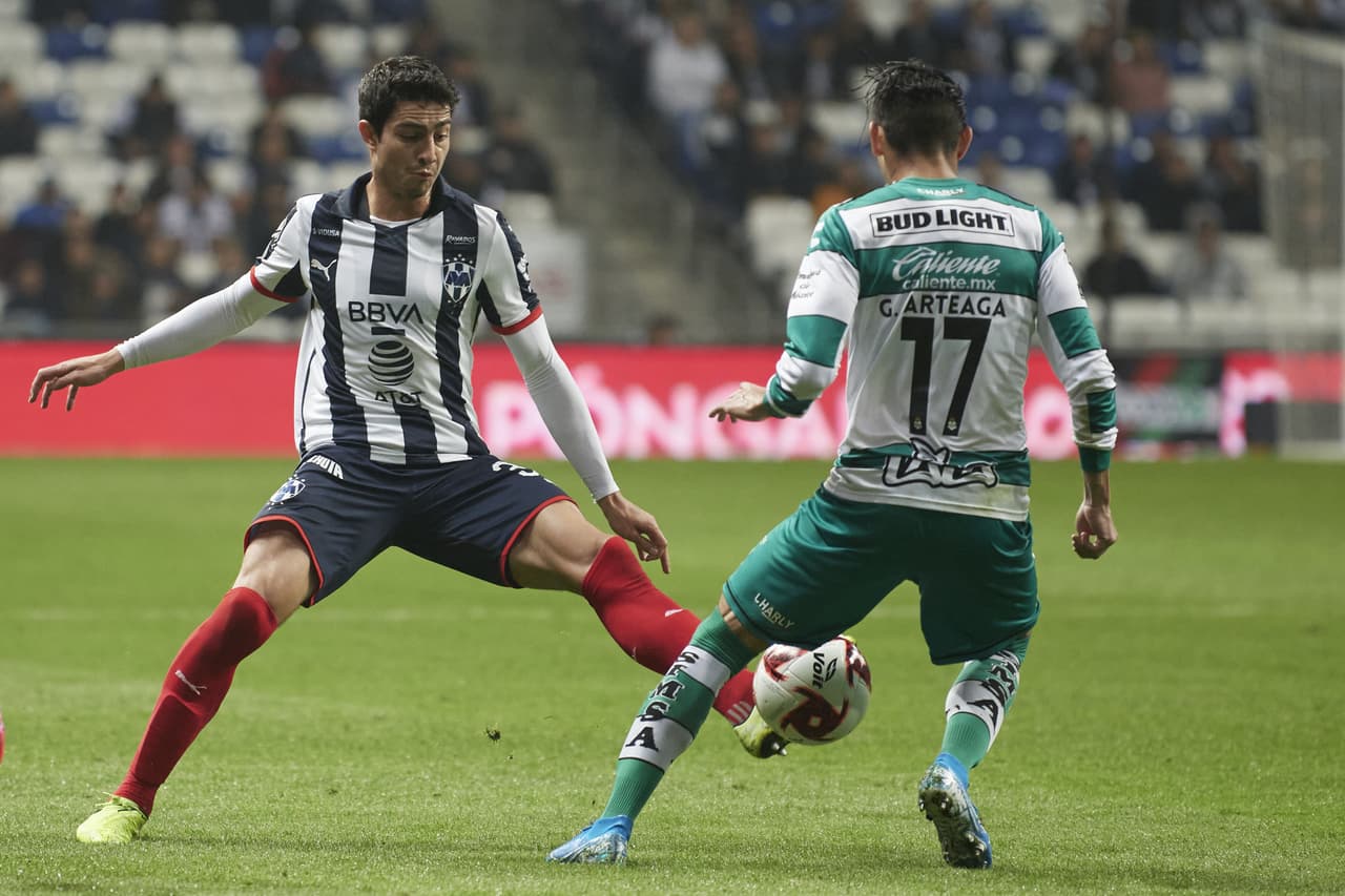 Gerardo Ortega le roba la pelota a John Stefan medina y aleja el peligro de su arco.