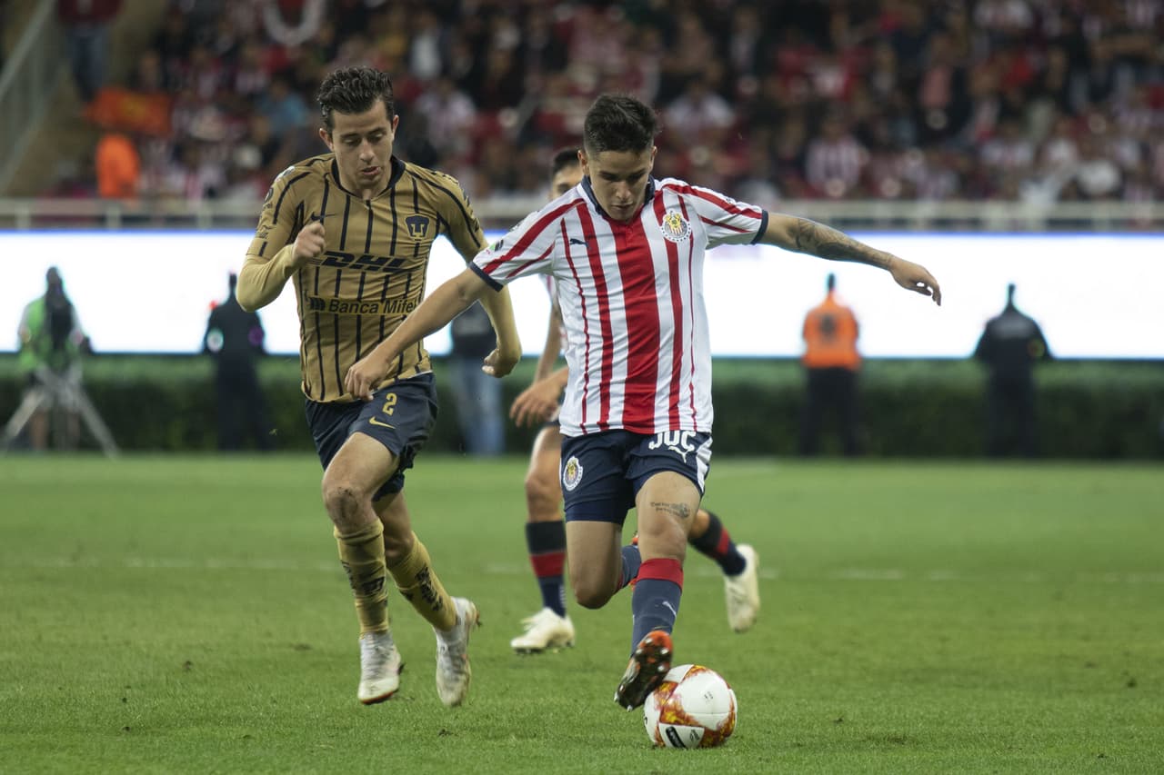 Una curiosidad fue el nacimiento del apelativo, cuando el equipo nació con el nombre de Guadalajara. Un narrador afirmó que los jugadores corrían como Chivas de una lado para otro.