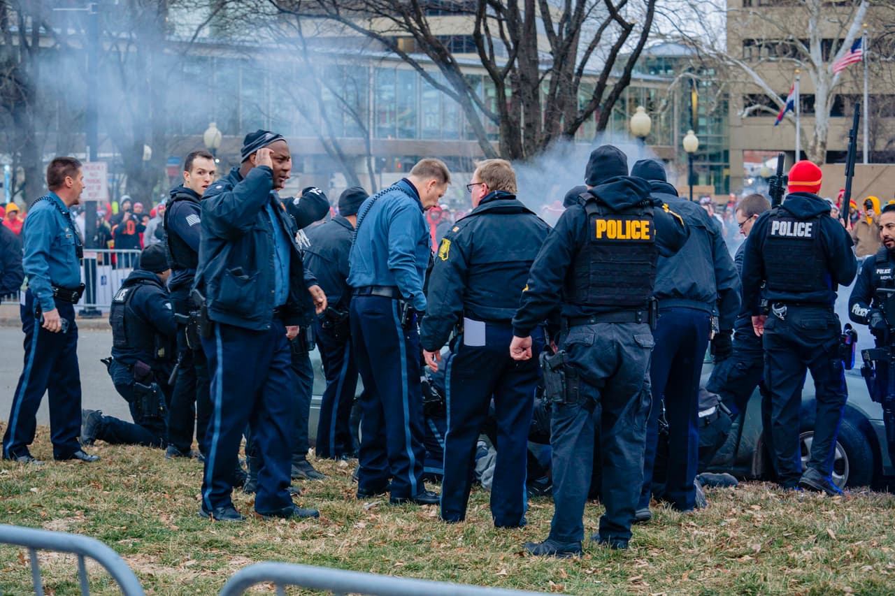 Instantes antes del desfile en Kansas City, Missouri, donde la gente ya espera a los Chiefs, se presentó una persecución que tuvo éxito.