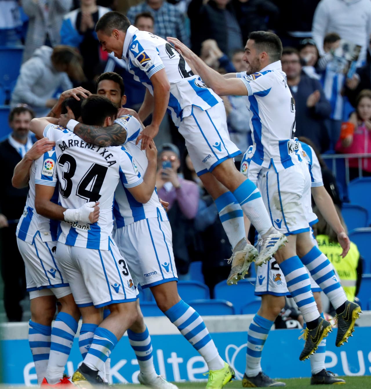 A pesar de que las posibilidades son mínimas porque necesita ganar todo lo que queda y más combinaciones de resultados, el equipo de San Sebastián se aferra a su última posibilidad. Por eso la fiesta.