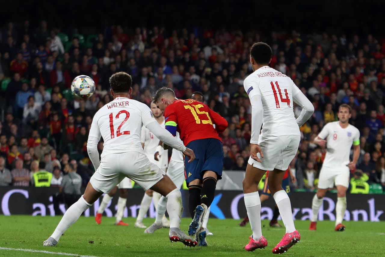 En el séptimo minuto de tiempo añadido, Sergio Ramos con sendo remate de cabeza puso el 3-2 definitivo, e España no le alcanzó el tiempo y esos tres goles del primer tiempo fueron el tiro de gracia.