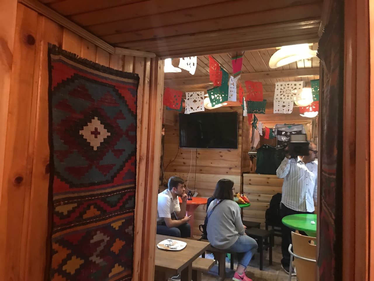Dentro del propio mercado hay un oasis para los miles de mexicanos que acudieron a Rusia 2018: un restaurante con comida típica.