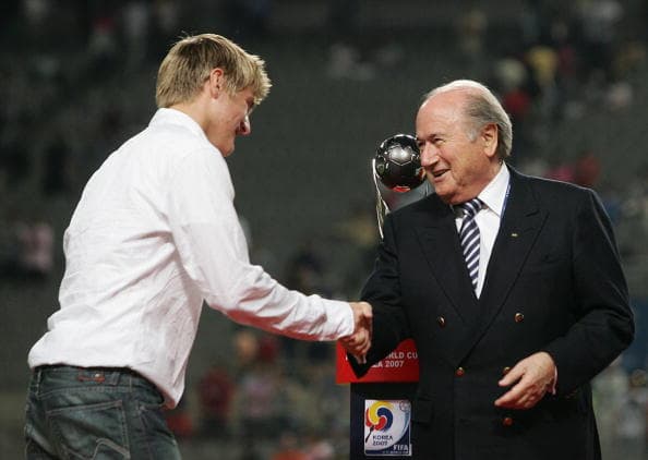 SEOUL, SOUTH KOREA - SEPTEMBER 9: Toni Kroos shakes hands with FIFA president Joseph Sepp Blatter (R) during a ceremony after the FIFA U17 World Cup at the Sangam World Cup Stadium on September 9, 2007 in Seoul, South Korea. (Photo by Chung Sung-Jun/Bongarts/Getty Images for DFB)