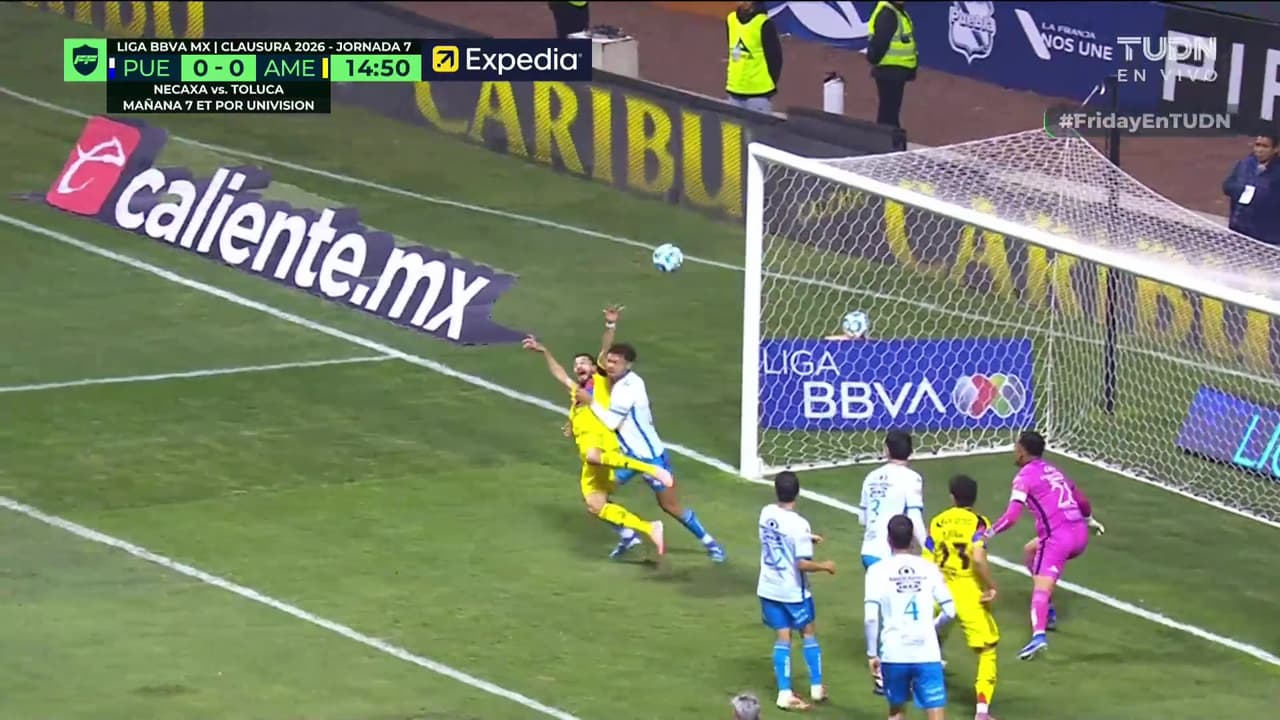 ¿Era penal para el América? El agarrón sobre Henry Martín que no se señala